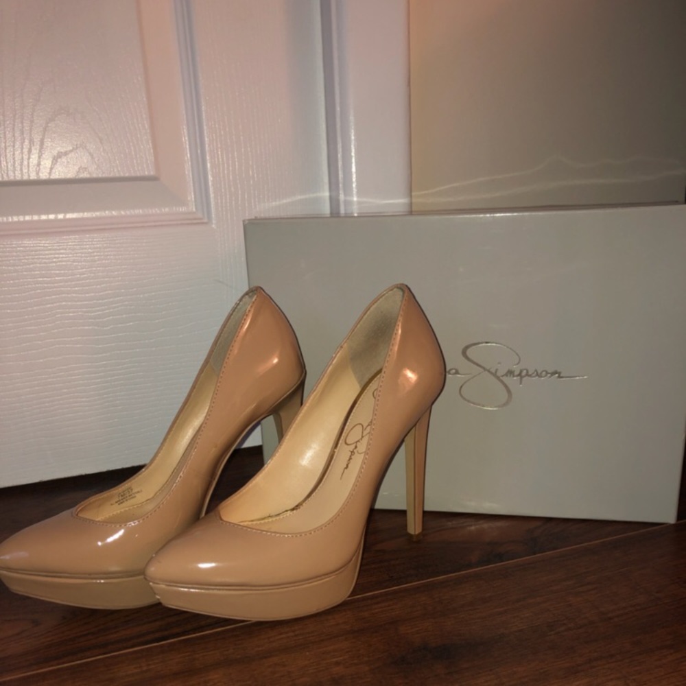 Nude pumps!!